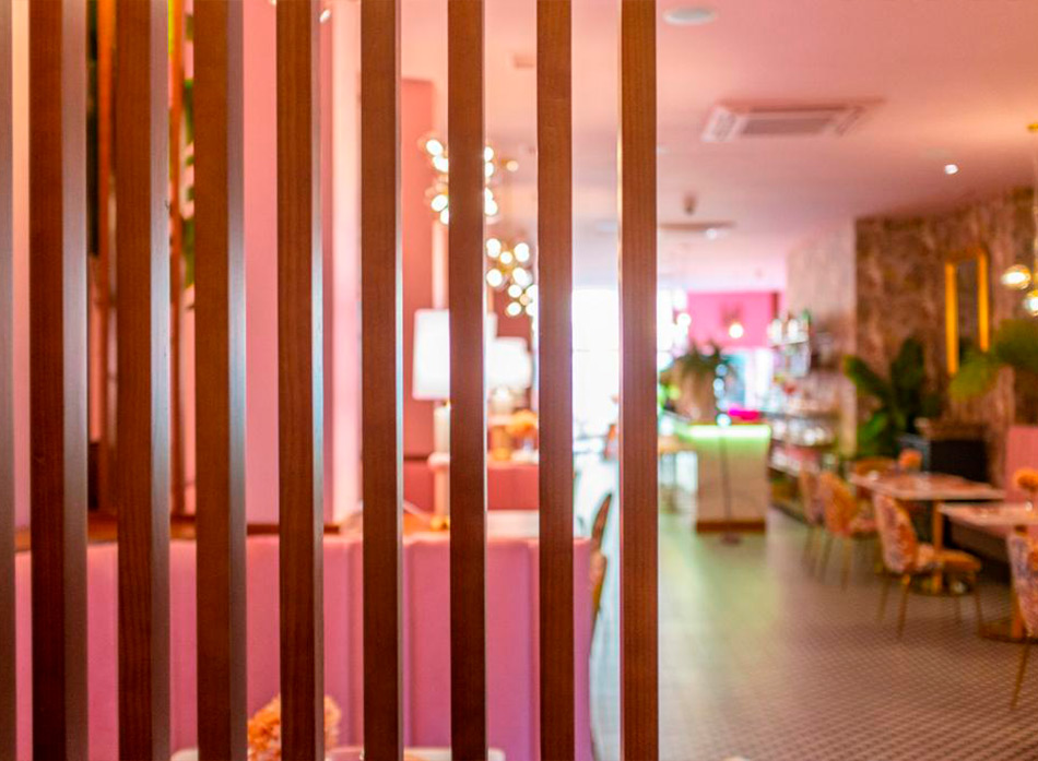 Vista de la carpintería de madera del restaurante