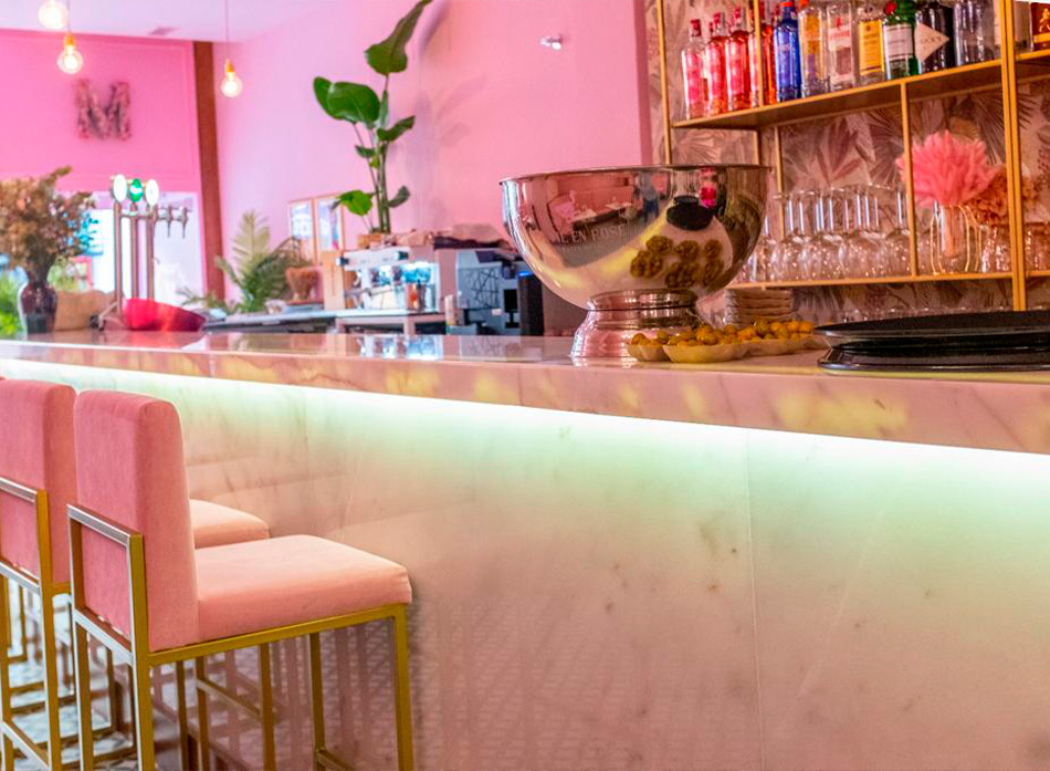Rincón del restaurante con acabados premium